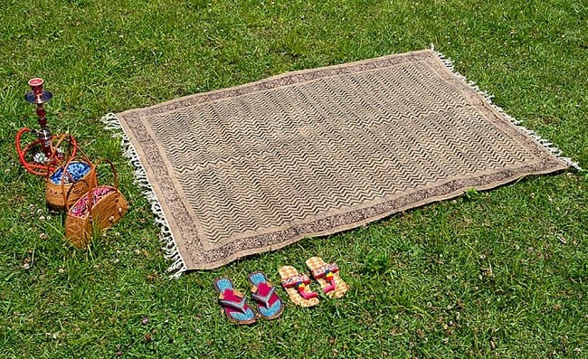 インドのラグ ジュート・ダリー　【約120cm x 195cm】の写真1枚目です。商品を実際に使用してみました。エスニック要素も多く、なおかつお洒落です。ダリー,Dhurrie,ジュート ラグ,ラグ,マット,キリム,絨毯,カーペット