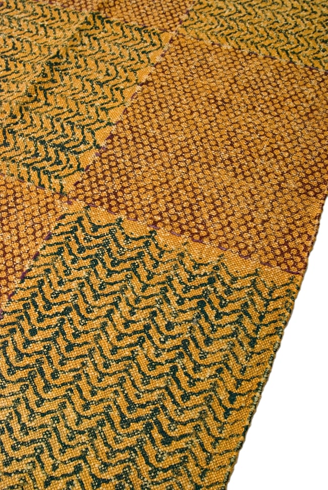 インドのラグ ジュート・ダリー 【約120cm x 200cm】 6 - アップにしてみました。ひとつひとつ丁寧に織られています。