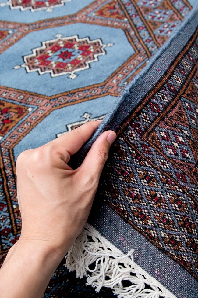 ザンスカール遊牧民の手織りのアンティック絨毯【たてｘよこ　約60cm x 105cm】 11 - 厚さはこんな漢字です。厚すぎず薄すぎず、ちょうどよいです。