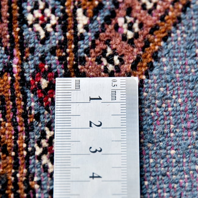 ザンスカール遊牧民の手織りのアンティック絨毯【たてｘよこ　約60cm x 105cm】 12 - 1インチ間（2.5cm）にこんなにも織られています。