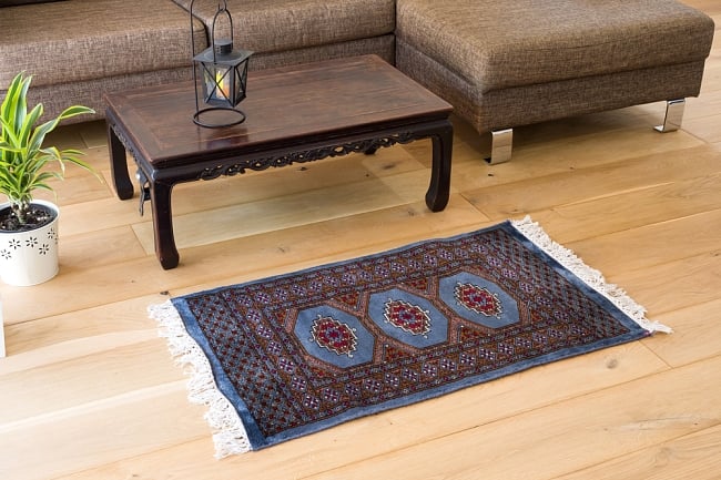 ザンスカール遊牧民の手織りのアンティック絨毯【たてｘよこ　約60cm x 105cm】の写真1枚目です。商品を実際に使ってみた感じで撮影しましたアンティーク,ラグ,マット,絨毯,手織り絨毯,インド,玄関マット