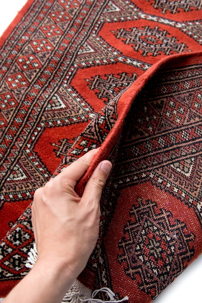 ザンスカール遊牧民の手織りのアンティック絨毯【たてｘよこ　約90cm x 150cm】 11 - 厚さはこんな漢字です。厚すぎず薄すぎず、ちょうどよいです。