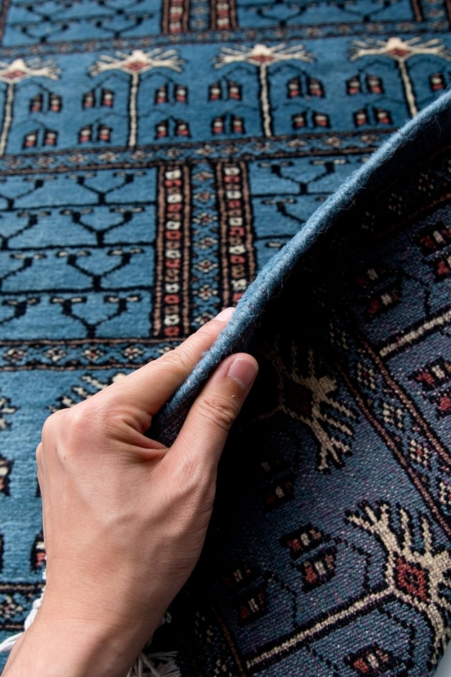 ザンスカール遊牧民の手織りのアンティック絨毯【たてｘよこ　約80cm x 130cm】 11 - 厚さはこんな漢字です。厚すぎず薄すぎず、ちょうどよいです。