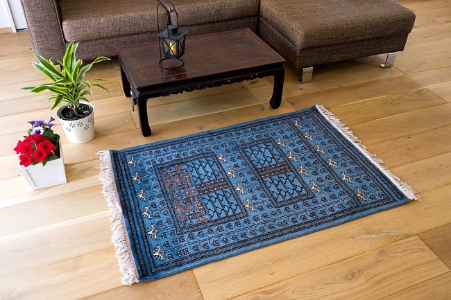 ザンスカール遊牧民の手織りのアンティック絨毯【たてｘよこ　約80cm x 130cm】の写真1枚目です。商品を実際に使ってみた感じで撮影しましたアンティーク,ラグ,マット,絨毯,手織り絨毯,インド,玄関マット