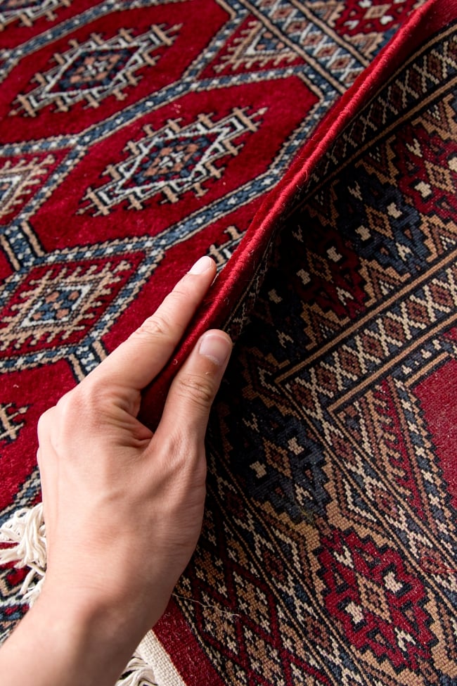 ザンスカール遊牧民の手織りのアンティック絨毯【たてｘよこ　約80cm x 160cm】 11 - 厚さはこんな漢字です。厚すぎず薄すぎず、ちょうどよいです。