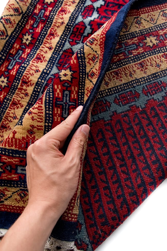 ザンスカール遊牧民の手織りのアンティック絨毯【たてｘよこ　約90cm x 170cm】 11 - 厚さはこんな漢字です。厚すぎず薄すぎず、ちょうどよいです。