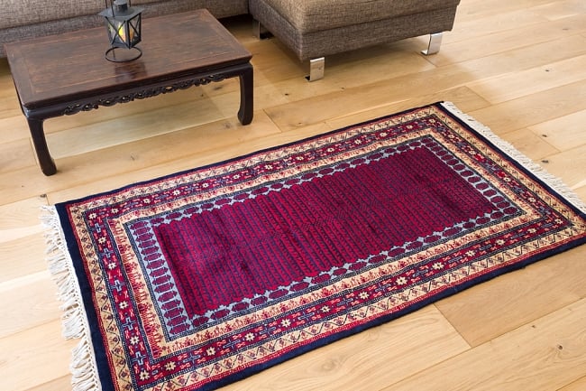 ザンスカール遊牧民の手織りのアンティック絨毯【たてｘよこ　約90cm x 170cm】の写真1枚目です。商品を実際に使ってみた感じで撮影しましたアンティーク,ラグ,マット,絨毯,手織り絨毯,インド,玄関マット