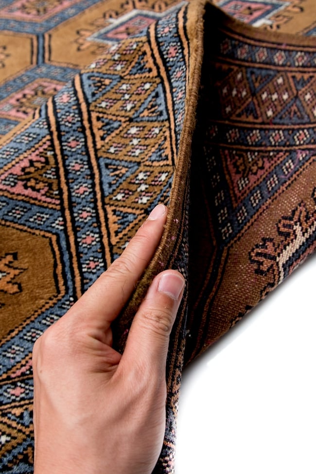 ザンスカール遊牧民の手織りのアンティック絨毯【たてｘよこ　約90cm x 160cm】 11 - 厚さはこんな漢字です。厚すぎず薄すぎず、ちょうどよいです。