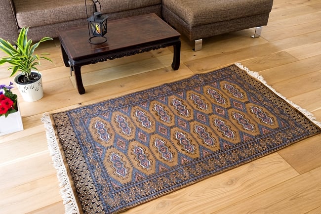ザンスカール遊牧民の手織りのアンティック絨毯【たてｘよこ　約90cm x 160cm】の写真1枚目です。商品を実際に使ってみた感じで撮影しましたアンティーク,ラグ,マット,絨毯,手織り絨毯,インド,玄関マット