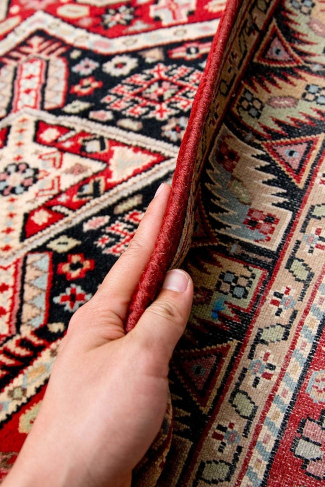 ザンスカール遊牧民の手織りのアンティック絨毯【たてｘよこ　約120cm x 200cm】 11 - 厚さはこんな漢字です。厚すぎず薄すぎず、ちょうどよいです。
