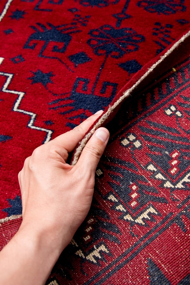 ザンスカール遊牧民の手織りのアンティック絨毯【たてｘよこ　約100cm x 170cm】 11 - 厚さはこんな漢字です。厚すぎず薄すぎず、ちょうどよいです。