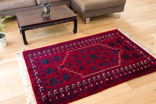 ザンスカール遊牧民の手織りのアンティック絨毯【たてｘよこ　約100cm x 170cm】の写真1枚目です。商品を実際に使ってみた感じで撮影しましたアンティーク,ラグ,マット,絨毯,手織り絨毯,インド,玄関マット