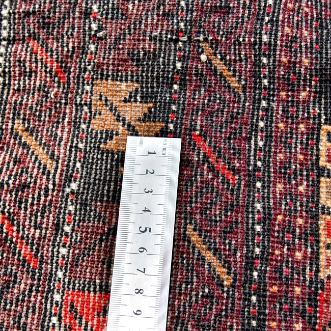ザンスカール遊牧民の手織りのアンティック絨毯【たてｘよこ　約115cm x 220cm】 11 - 厚さはこんな漢字です。厚すぎず薄すぎず、ちょうどよいです。