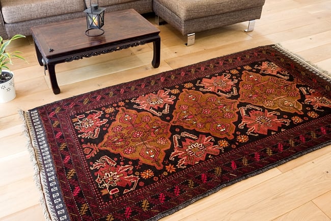 ザンスカール遊牧民の手織りのアンティック絨毯【たてｘよこ　約115cm x 220cm】の写真1枚目です。商品を実際に使ってみた感じで撮影しましたアンティーク,ラグ,マット,絨毯,手織り絨毯,インド,玄関マット