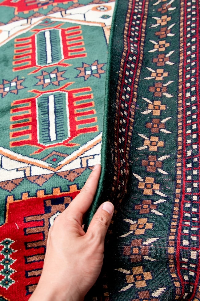 ザンスカール遊牧民の手織りのアンティック絨毯【たてｘよこ　約120cm x 165cm】 11 - 厚さはこんな漢字です。厚すぎず薄すぎず、ちょうどよいです。