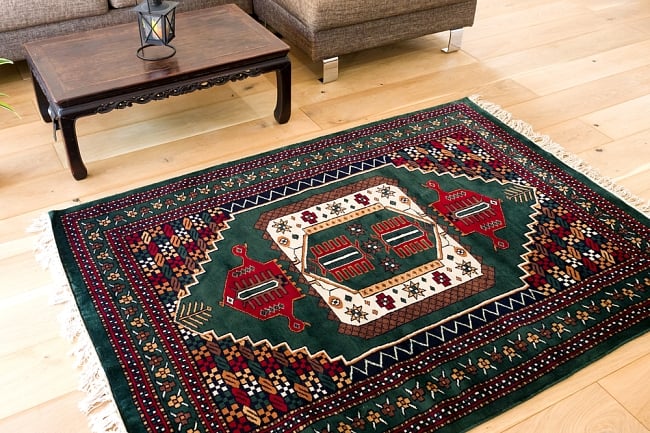 ザンスカール遊牧民の手織りのアンティック絨毯【たてｘよこ　約120cm x 165cm】の写真1枚目です。商品を実際に使ってみた感じで撮影しましたアンティーク,ラグ,マット,絨毯,手織り絨毯,インド,玄関マット