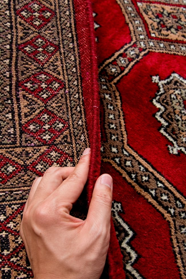 ザンスカール遊牧民の手織りのアンティック絨毯【たてｘよこ　約90cm x 150cm】 11 - 厚さはこんな漢字です。厚すぎず薄すぎず、ちょうどよいです。