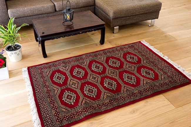 ザンスカール遊牧民の手織りのアンティック絨毯【たてｘよこ　約90cm x 150cm】の写真1枚目です。商品を実際に使ってみた感じで撮影しましたアンティーク,ラグ,マット,絨毯,手織り絨毯,インド,玄関マット