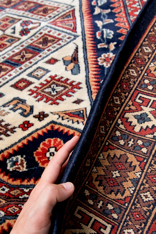 ザンスカール遊牧民の手織りのアンティック絨毯【たてｘよこ　約125cm x 195cm】 11 - 厚さはこんな漢字です。厚すぎず薄すぎず、ちょうどよいです。