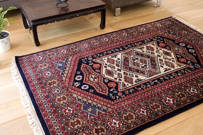 ザンスカール遊牧民の手織りのアンティック絨毯【たてｘよこ　約125cm x 195cm】の写真1枚目です。商品を実際に使ってみた感じで撮影しましたアンティーク,ラグ,マット,絨毯,手織り絨毯,インド,玄関マット