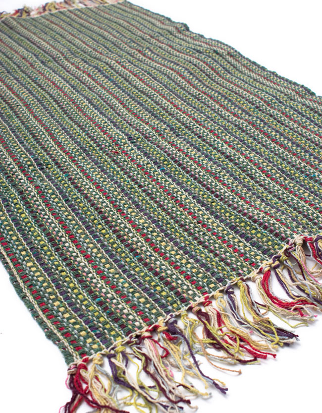 インドコットンの手織りラグマット【約100cm×約60cm】 - 薄緑 2 - ラグのフリンジ部分を大きく撮影しました