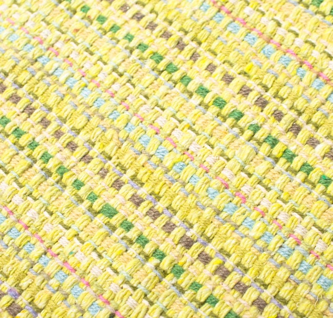 インドコットンの手織りラグマット【約100cm×約60cm】 - 淡黄色 5 - ラグの表面を別の角度から撮影しました