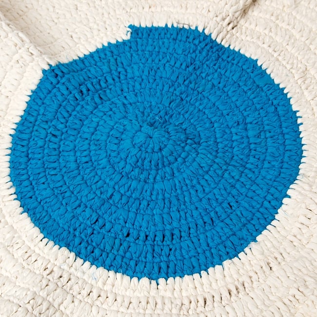 インドのコットン手織りラグマット　まる型【外側が白系　単円】 2 - ラグの中央部分を大きく撮影しました