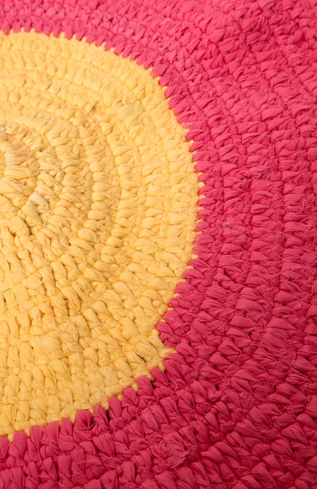 インドのコットン手織りラグマット　まる型【カラフル系　単円】 3 - 色や柄が変わる部分を拡大してみました