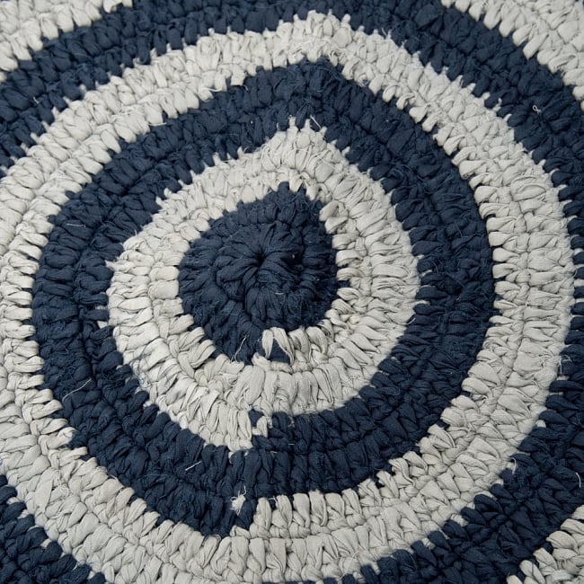 インドのコットン手織りラグマット　まる型【4重円　黒系】 2 - ラグの中央部分を大きく撮影しました