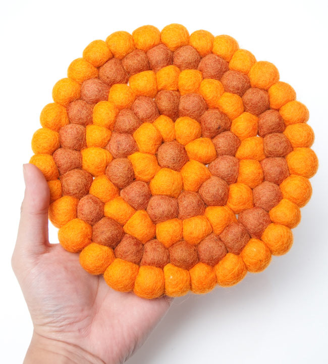 まんまるフェルトルームマット 【直径:20cm】 4 - 大きさを感じていただく為、手と比較した写真です。