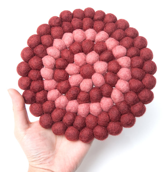 まんまるフェルトルームマット 【直径:20cm】 4 - 大きさを感じていただく為、手と比較した写真です。