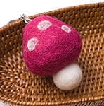 カラフルきのこちゃんキーホルダー　【濃いピンク】の商品写真