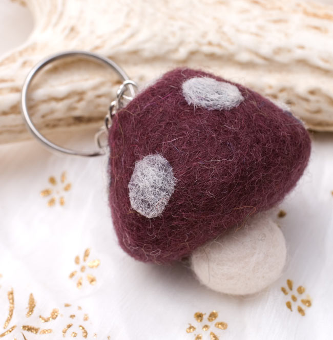 カラフルきのこちゃんキーホルダー 赤茶 の通販 Tirakita Com