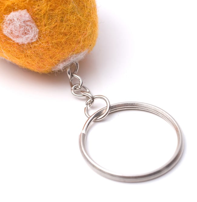 カラフルきのこちゃんキーホルダー 【やまぶき】の商品写真 2枚目 キーホルダー部分はこんな感じ。シンプルです。