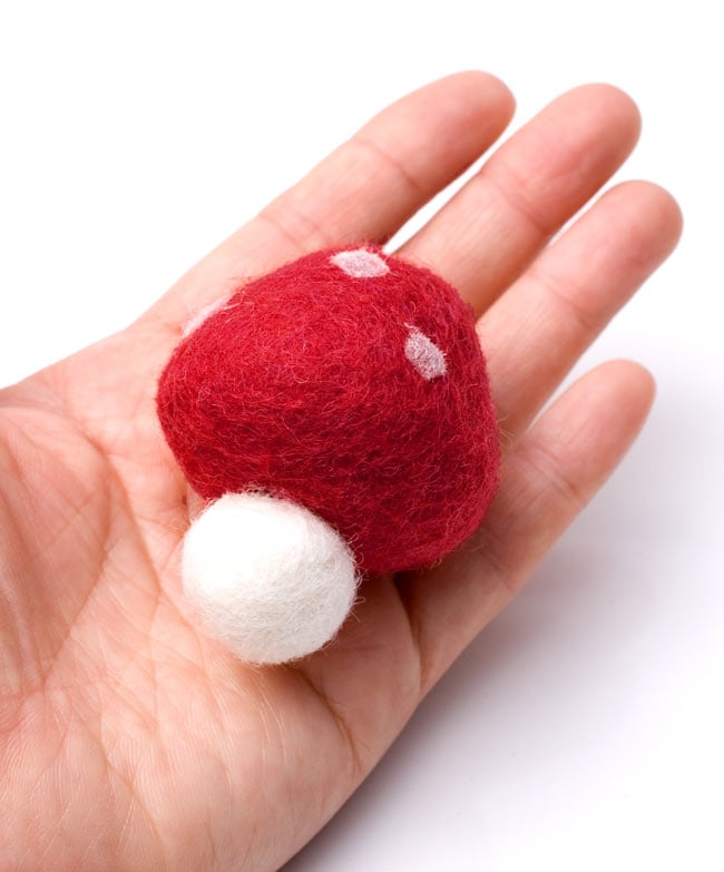 カラフルきのこちゃんキーホルダー 【やまぶき】の商品写真 4枚目 手に乗せるとこのくらいの大きさです。