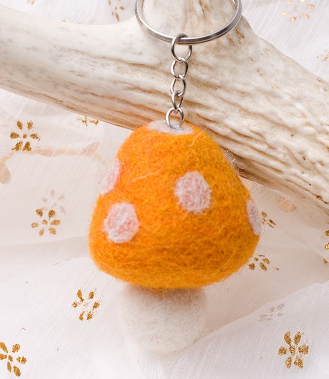 カラフルきのこちゃんキーホルダー 【やまぶき】の商品写真 1枚目 きのこちゃんの風合いがとっても可愛いです。