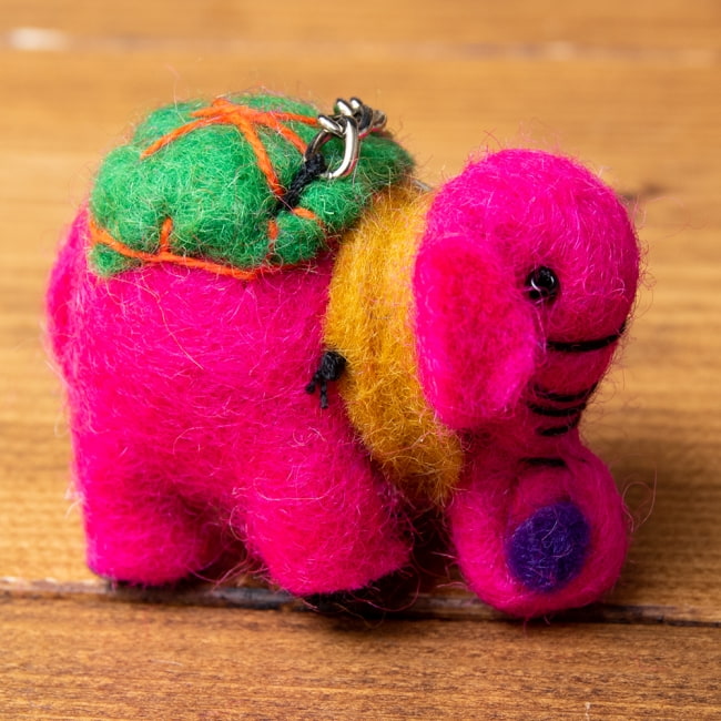 もこもこぞうさんのキーホルダー　【マゼンダ】 3 - フェルトの風合いがほんわかです。
