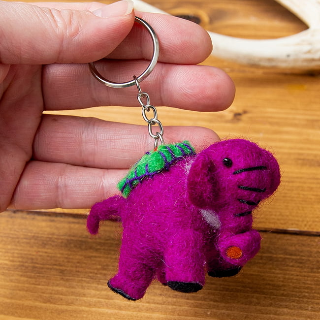 もこもこぞうさんのキーホルダー 【赤紫】 2 - 後ろ姿はこんな感じ。コロンとしていて可愛いです。