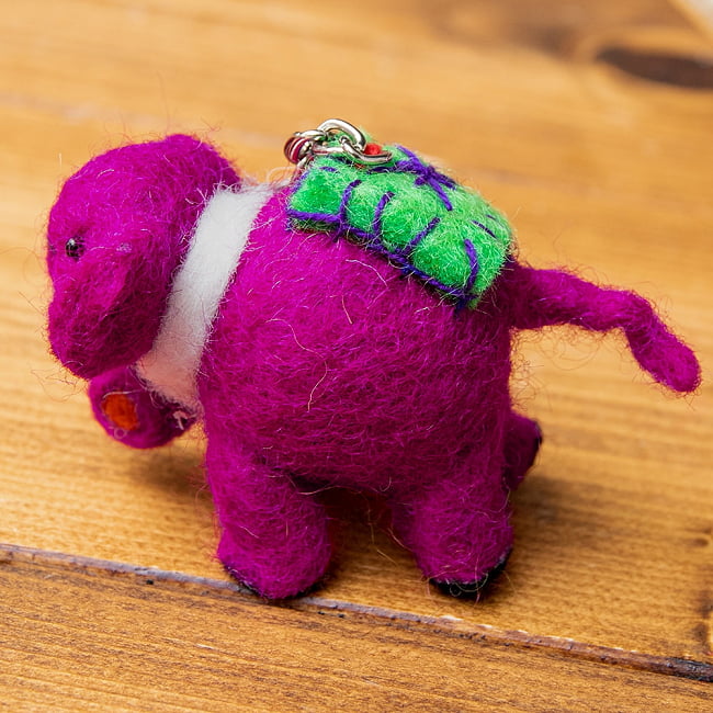 もこもこぞうさんのキーホルダー 【赤紫】 4 - 愛らしい顔立ちです