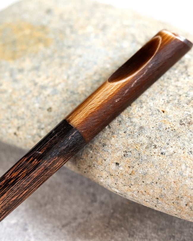 水牛の角と美しい木目のかんざし　 3 - 拡大してみました。