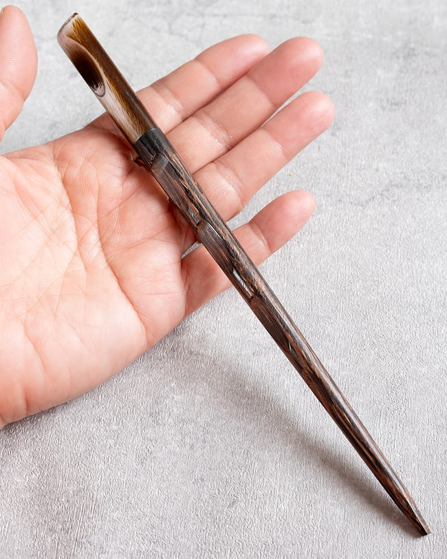 水牛の角と美しい木目のかんざし　 5 - 手に取るとこれくらいの大きさです。