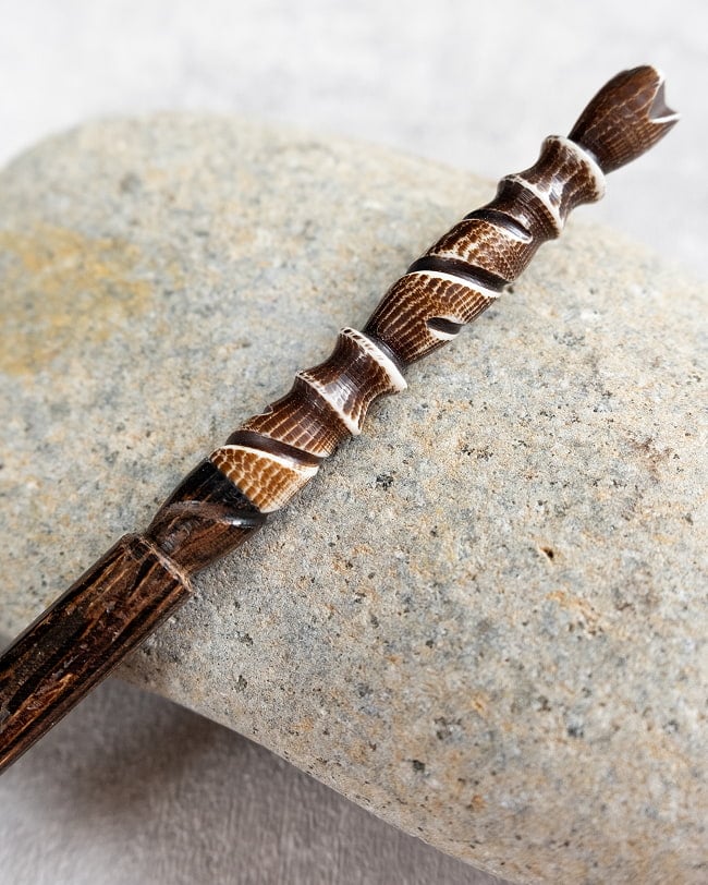 水牛の角と美しい木目のかんざし　 3 - 拡大してみました。