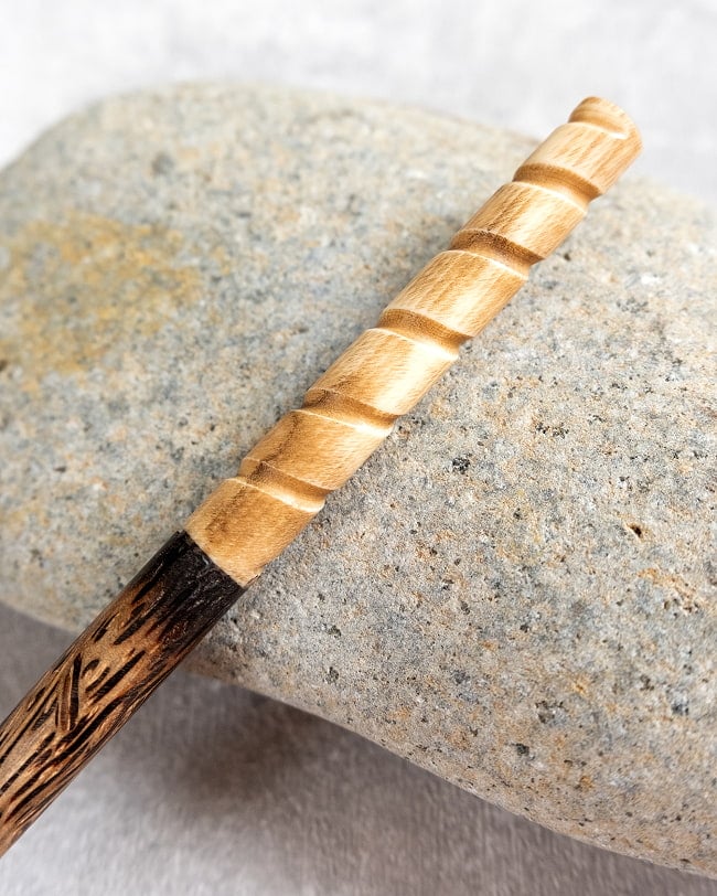 水牛の角と美しい木目のかんざし　 3 - 拡大してみました。