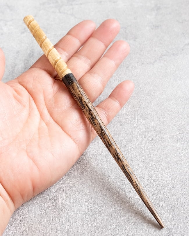 水牛の角と美しい木目のかんざし　 5 - 手に取るとこれくらいの大きさです。