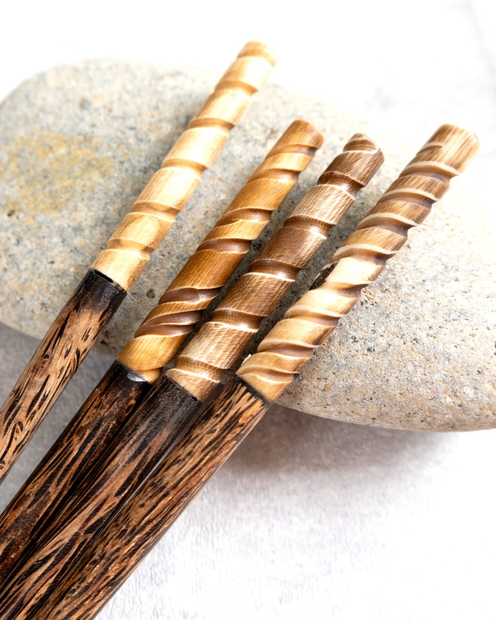 水牛の角と美しい木目のかんざし　1枚目の説明写真です