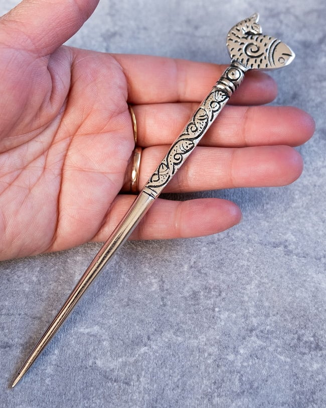 アジアン金属のかんざし　魚 3 - 手に取るとこれくらいの大きさです。