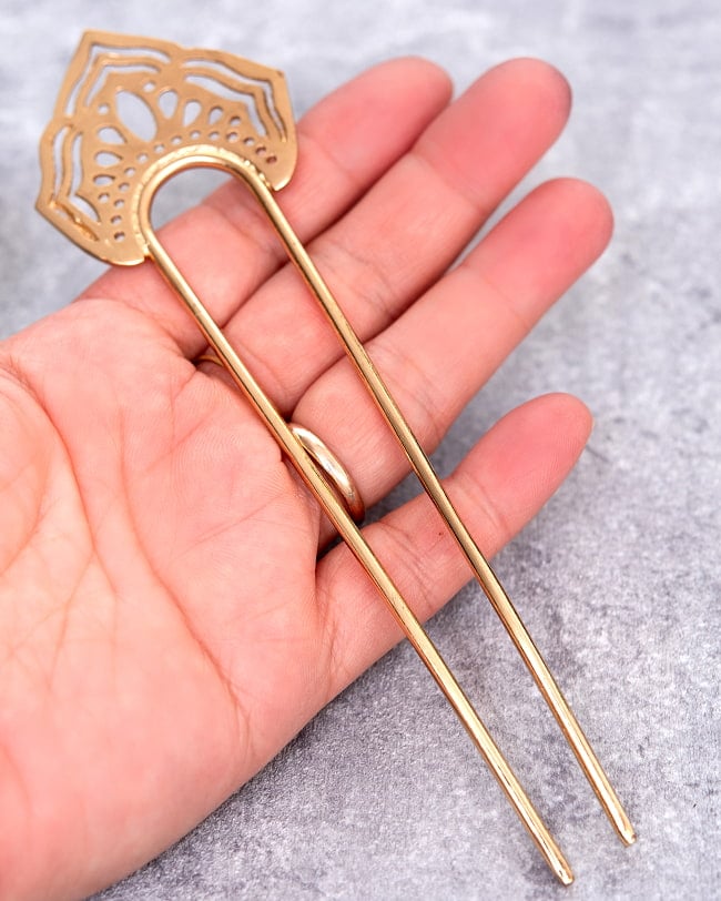 ゴールデンかんざし　伝統模様 5 - 手に取るとこれくらいの大きさです。