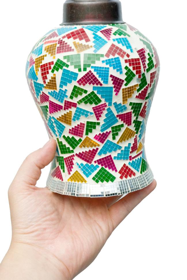 吊り下げモザイクランプ - 壺形 (直径:約13cm) 6 - 手を添えてみるとこれくらいの大きさです。