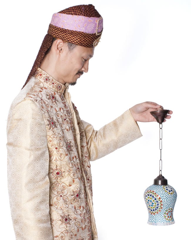 吊り下げモザイクランプ - 壺形 (直径:約13cm) 7 - サイズの比較のために類似商品を手に持ってみました