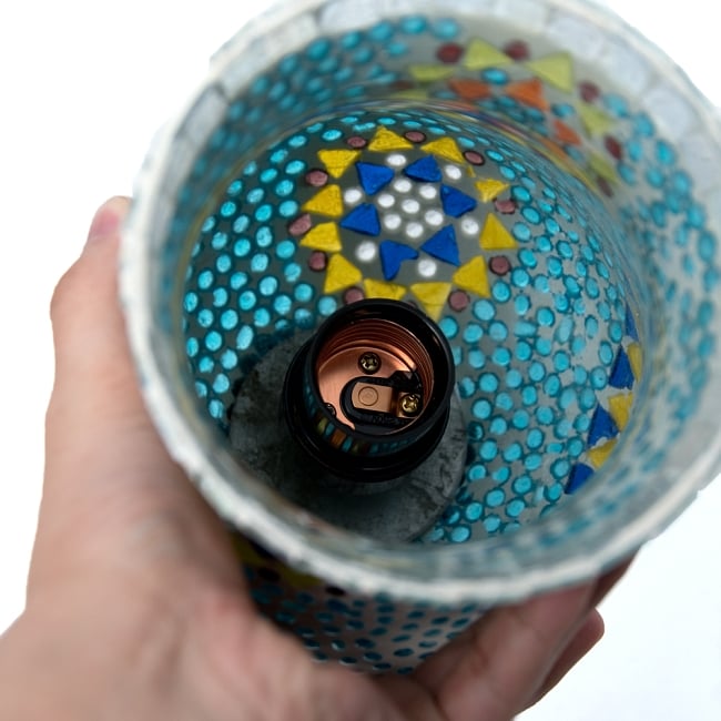 吊り下げモザイクランプ - 壺形 (直径:約13cm) 9 - 取り付け完成時はこうなります。組み立てづらい・・・とのお声を受けて比較的組み立てやすいコート付きソケットに変更しております。(写真は商品例です。)